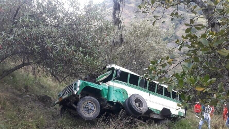 En el siniestro vial 12 personas resultaron heridas y fueron trasladadas al hospital de San Mateo. . Foto: Policía
