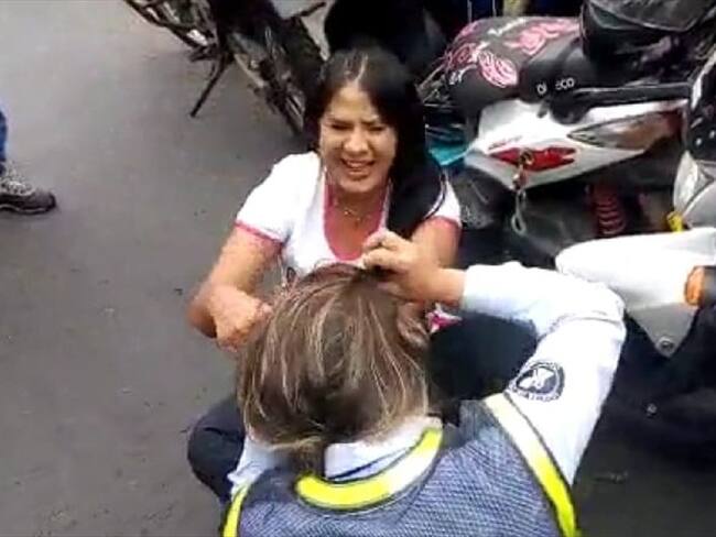 Mujer golpea brutalmente a dos agentes de tránsito en Cali