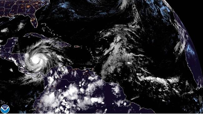 En este momento el ojo del huracán se encuentra ya tocando el límite de la costa de Haulover: Ineter. Foto: Agencia EFE