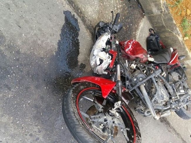 La víctima fue identificada como Roger Andrés Zúñiga Navia de 44 años de edad, quien falleció al intentar adelantar una tractomula según testigos. Foto: Cortesía Sucesos Cauca