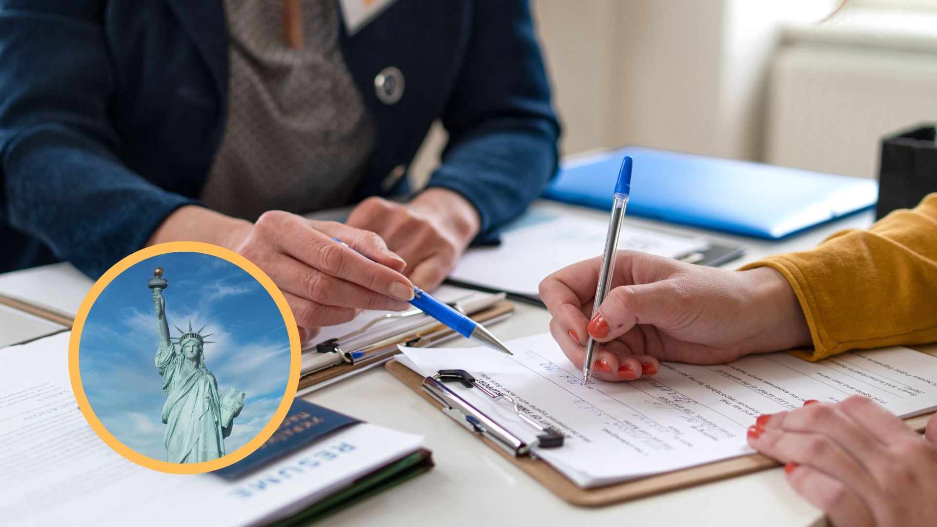 De fondo, una persona llenando una solicitud en un formulario de papel. En el círculo, la estatua de la Libertad / Fotos: GettyImages