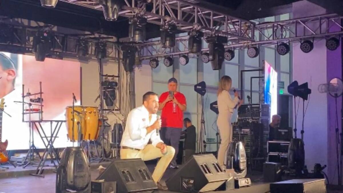 El candidato a la Alcaldía que de rodillas se “comprometió”con las mujeres de Bucaramanga