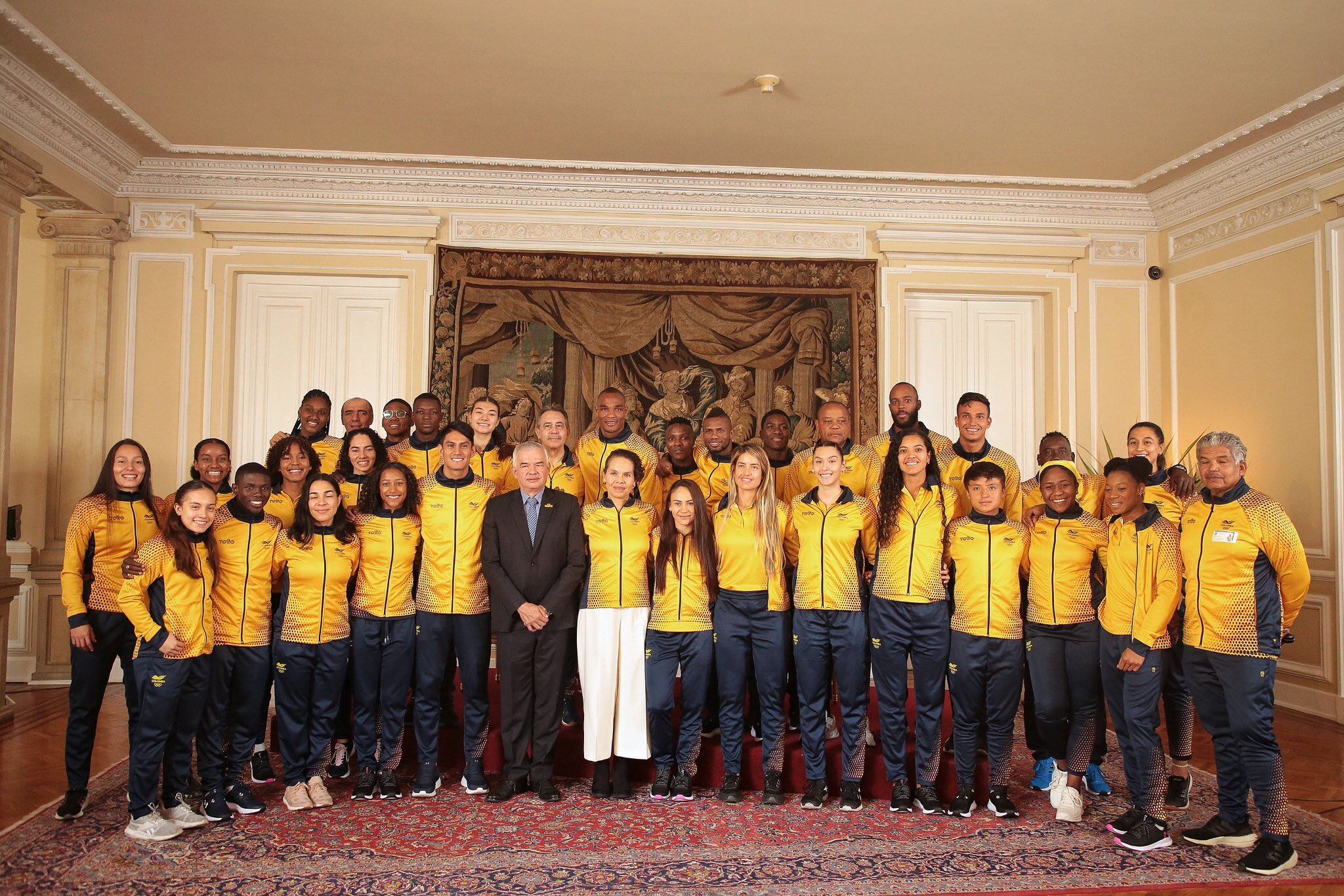 Gobierno Nacional entrega la bandera a los deportistas que viajan a los Panamericanos. Foto: MinDeporte