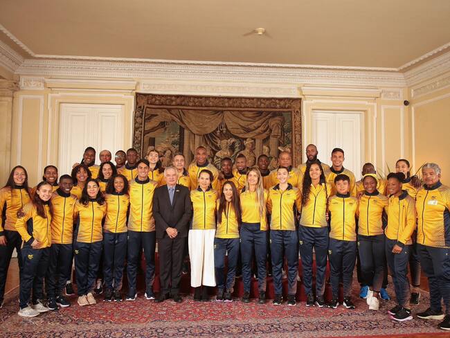 Gobierno Nacional entrega la bandera a los deportistas que viajan a los Panamericanos. Foto: MinDeporte