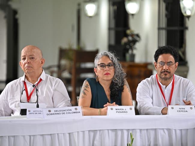Los delegados del Gobierno colombiano en una reunión con el ELN.  Foto: FEDERICO PARRA/AFP via Getty Images.