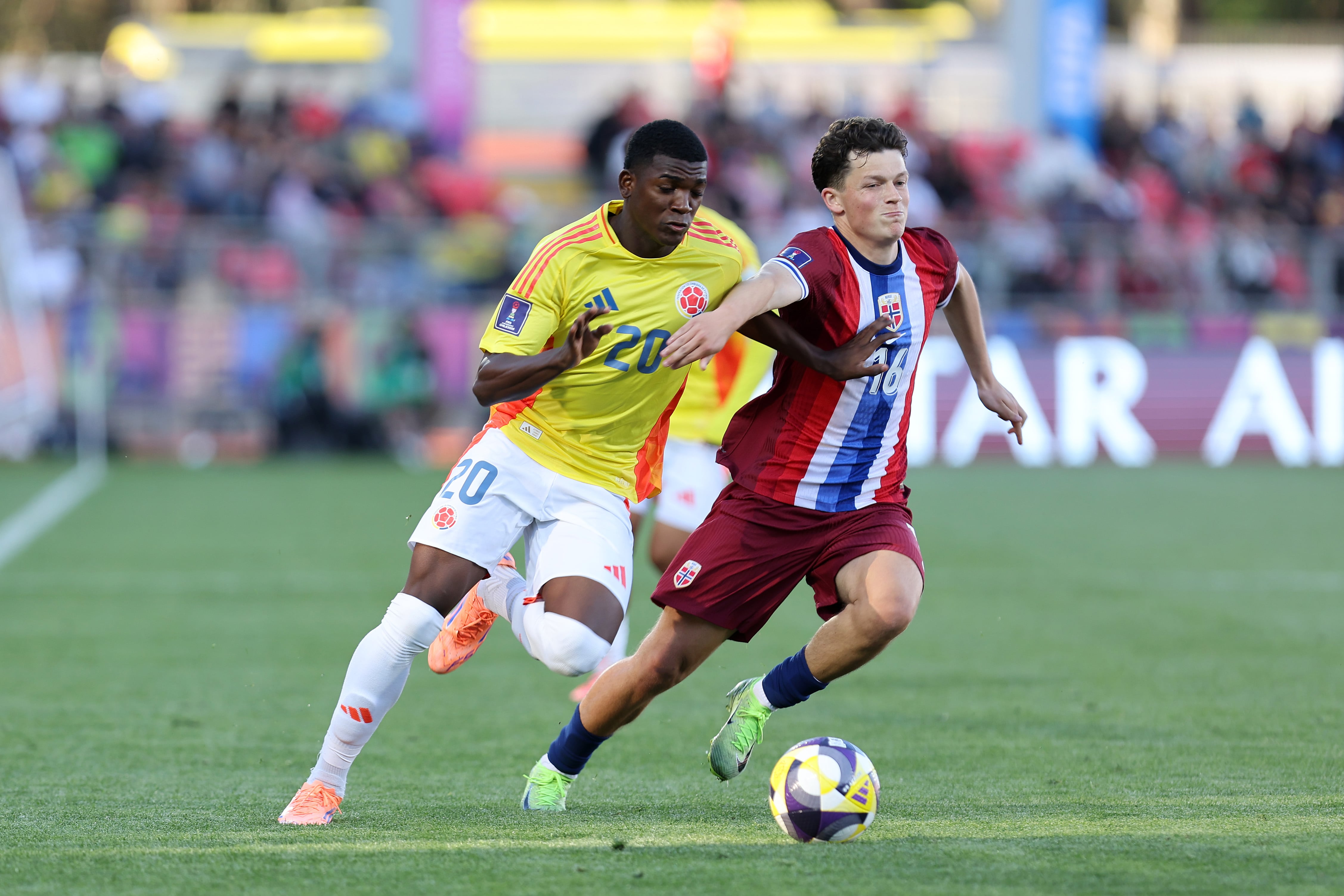 Joel Canchimbo y Martin Haheim-elveseter durante el Colombia vs. Noruega en el Mundial Sub-20 de Chile. FOTO: Ricardo Moreira/FIFA/Getty Images