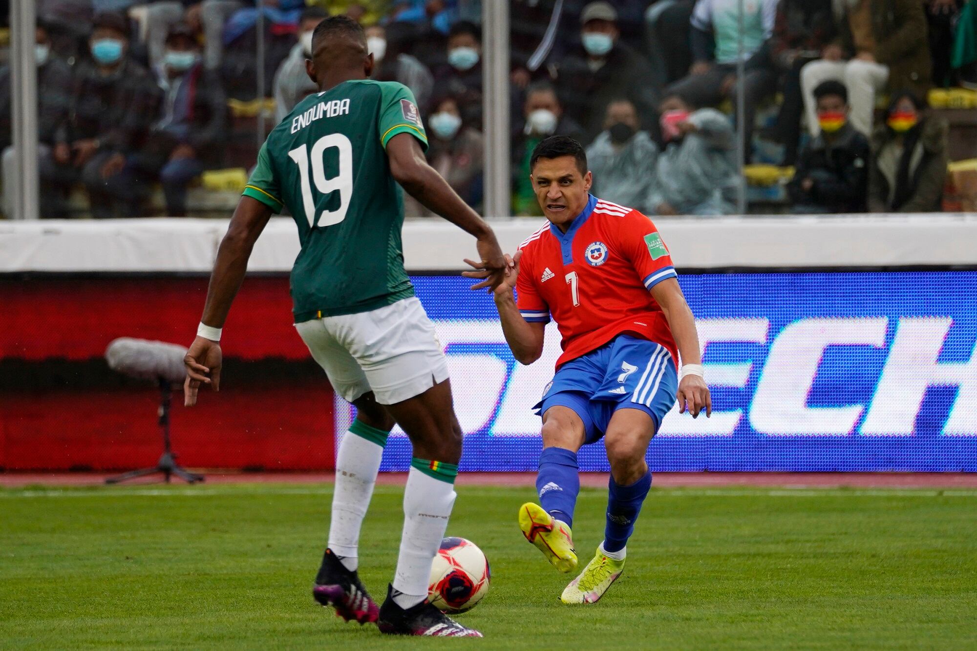 Alexis Sánchez y Marc Enoumba en el partido entre Bolivia y Chile por Eliminatorias rumbo a Qatar 2022