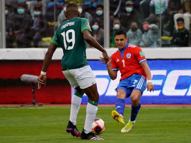 Alexis Sánchez y Marc Enoumba en el partido entre Bolivia y Chile por Eliminatorias rumbo a Qatar 2022