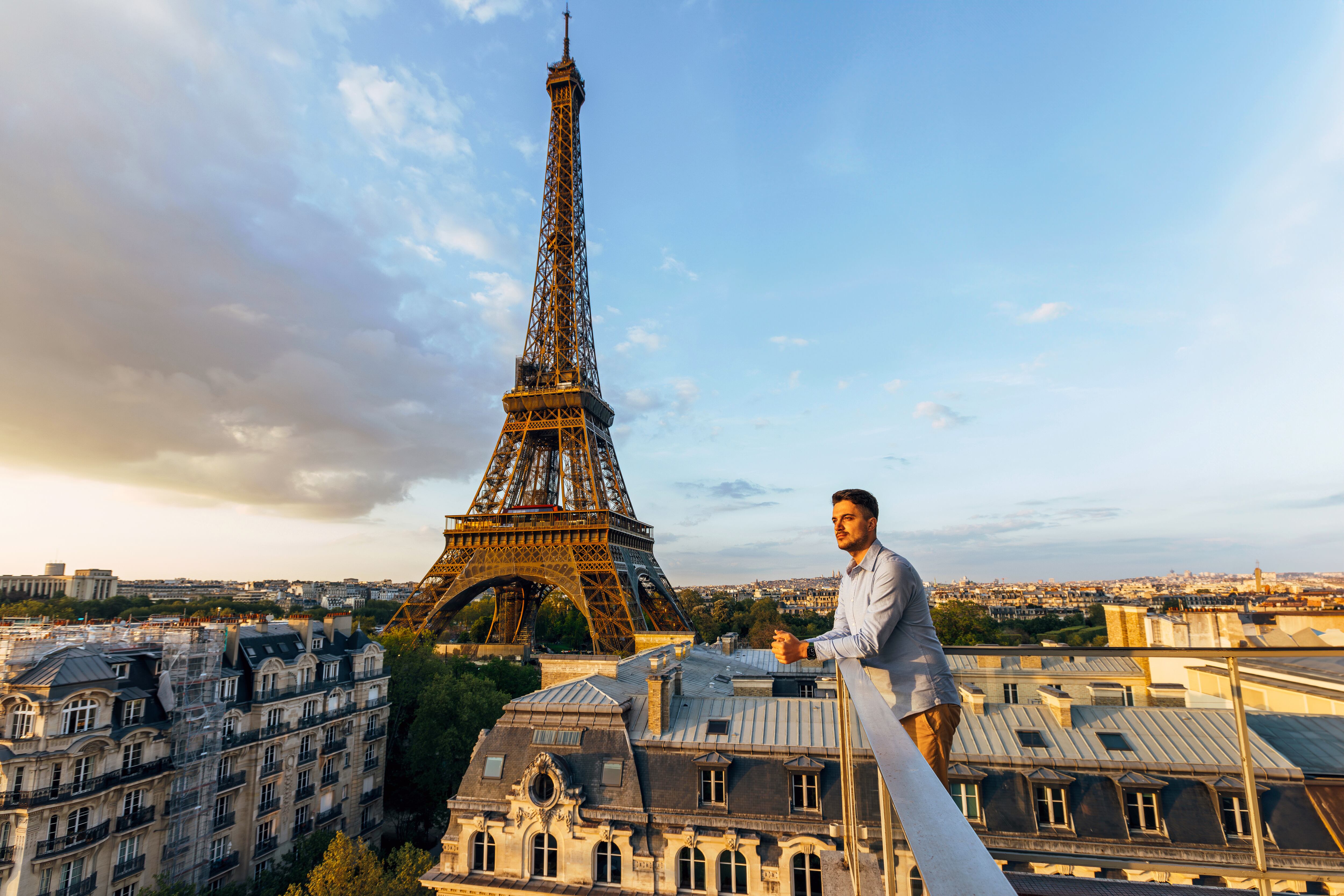 Persona frente a la Torre Eiffel en París, Francia (Foto vía GettyImages)