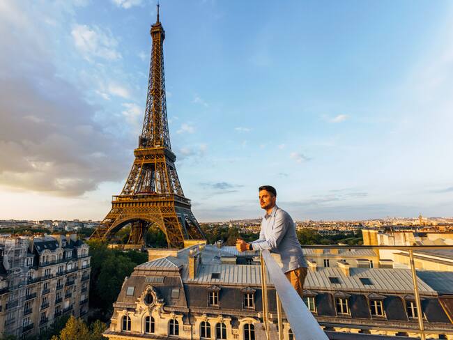Persona frente a la Torre Eiffel en París, Francia (Foto vía GettyImages)