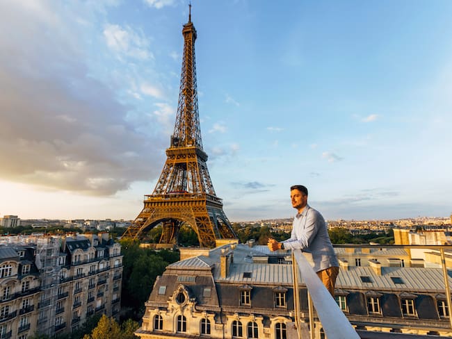 Persona frente a la Torre Eiffel en París, Francia (Foto vía GettyImages)