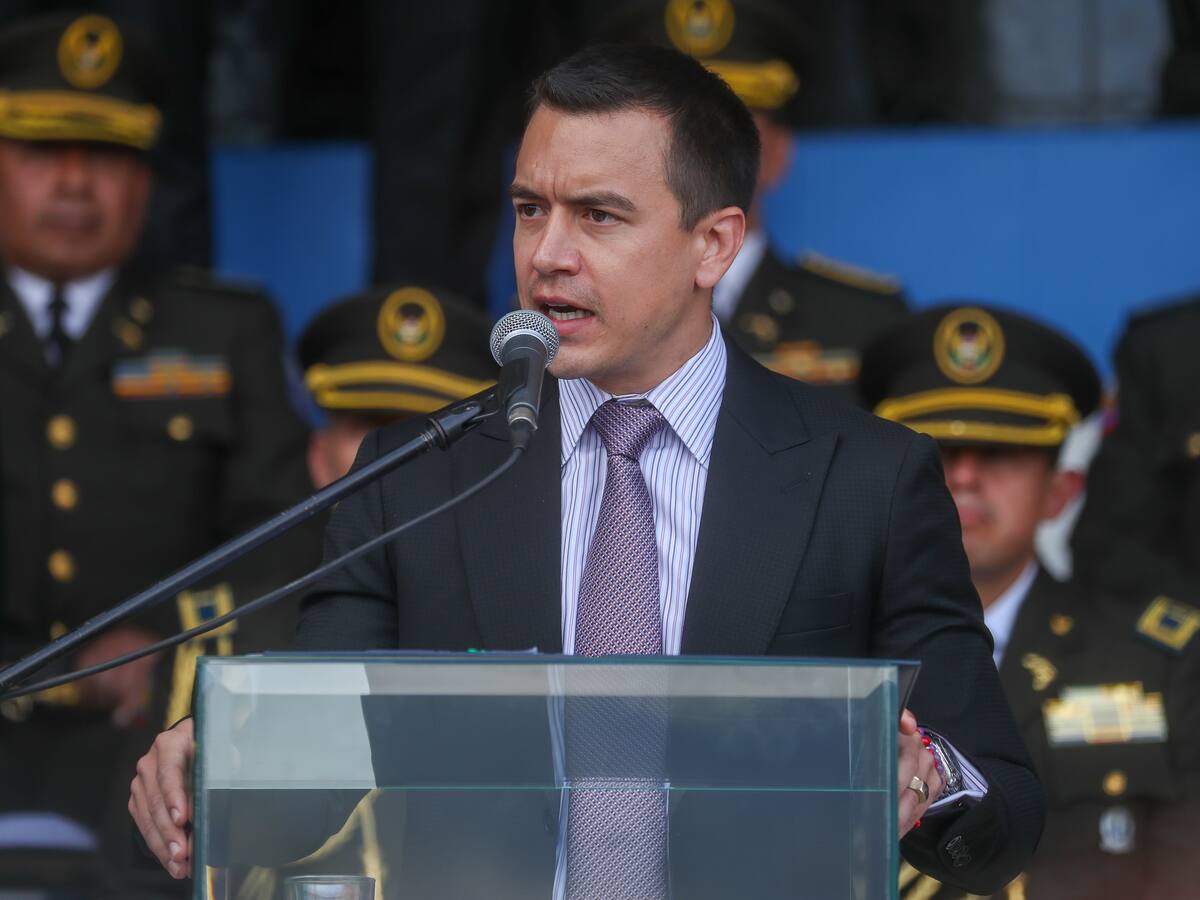 Presidente de Ecuador infiere que hay narcopolítica en firma que daba alimentos a cárceles