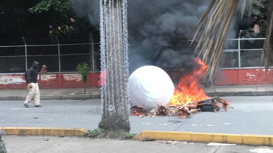 Disturbios afuera de Univalle deja dos agentes del Esmad heridos. Foto: Erika Rebolledo