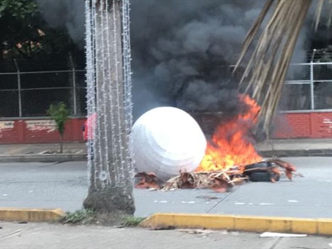 Disturbios afuera de Univalle deja dos agentes del Esmad heridos. Foto: Erika Rebolledo