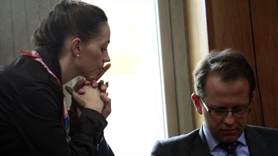 Catalina Serrano, junto a Andrés Felipe Arias, en medio de la audiencia donde el Tribunal de Cundinamarca le concedió libertad . Foto: Colprensa