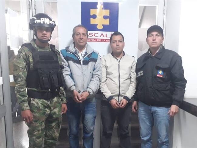 Captura de dos estafadores en Bogotá. . Foto: @FiscalíaCOl/ Twitter