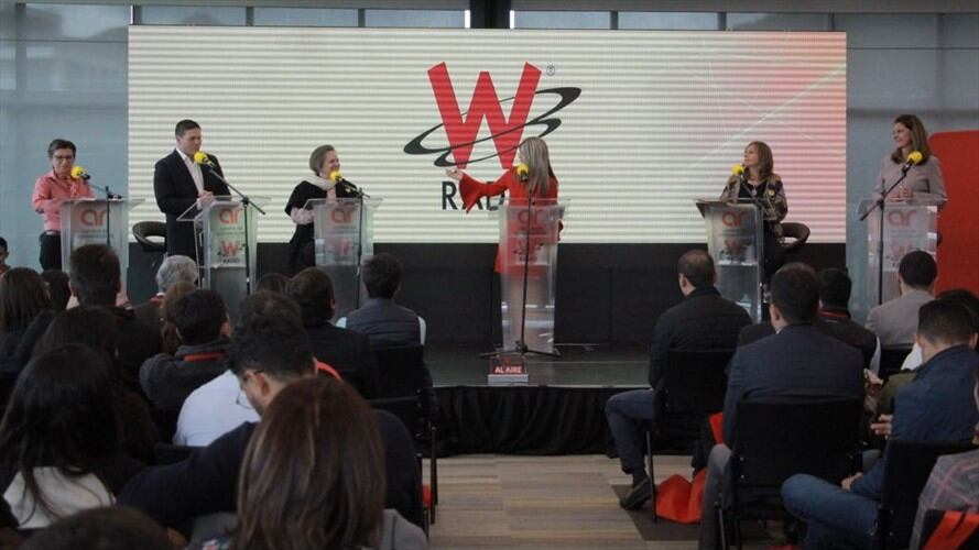 Claudia López, Ángela María Robledo, Marta Lucía Ramírez, Juan Carlos Pinzón y Clara López debaten en La W. Foto: La WCon Vicky Dávila