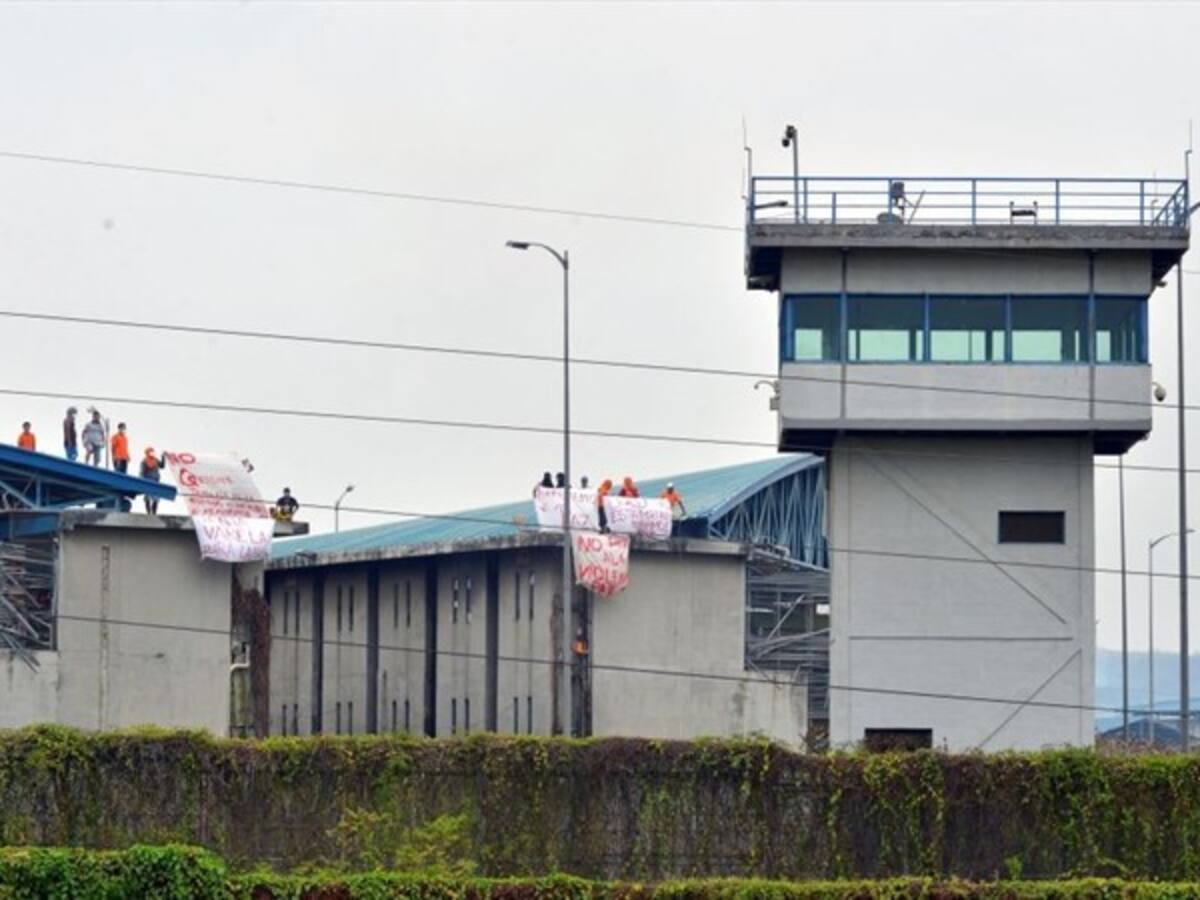 Gobierno de Ecuador asegura tener bajo control las cárceles del país