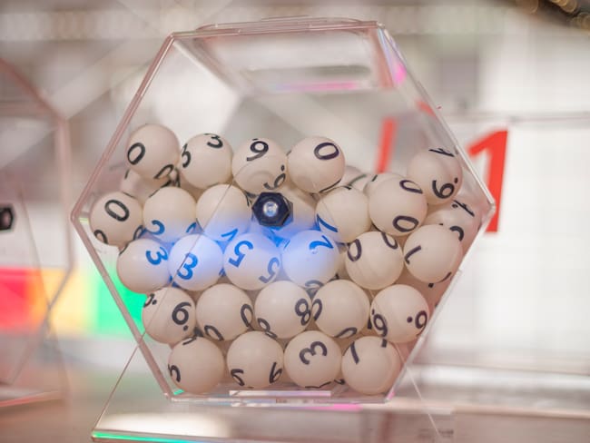 Bolas con números para el juego de lotería (Foto vía Getty Images)