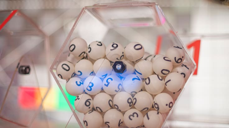 Bolas con números para el juego de lotería (Foto vía Getty Images)