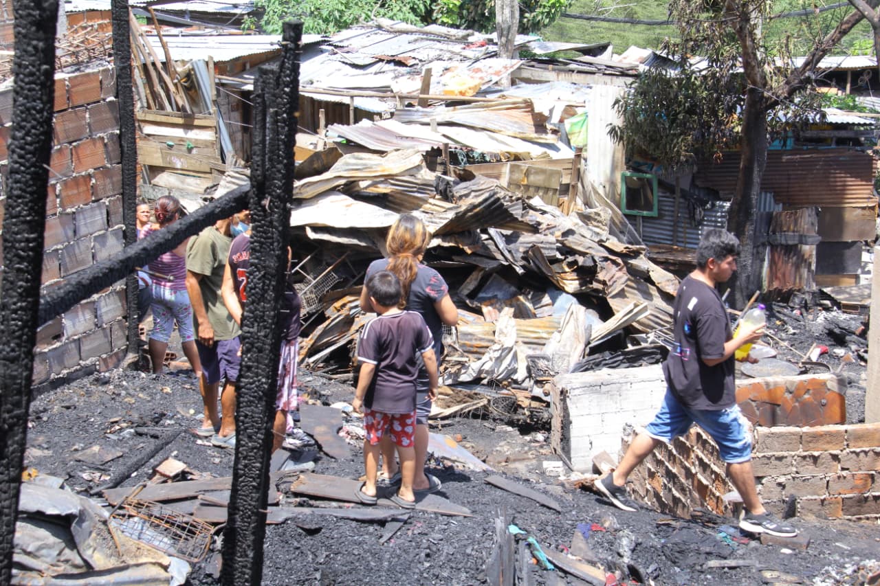 Van 25 familias damnificadas en incendio en el occidente de Bucaramanga  Foto: Andrés Cáceres. 