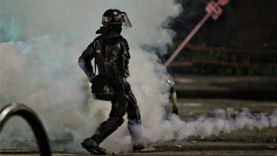 Integrante del Esmad en medio de las manifestaciones. Foto: Colprensa-Álvaro Tavera