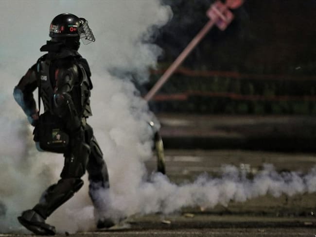 Integrante del Esmad en medio de las manifestaciones. Foto: Colprensa-Álvaro Tavera