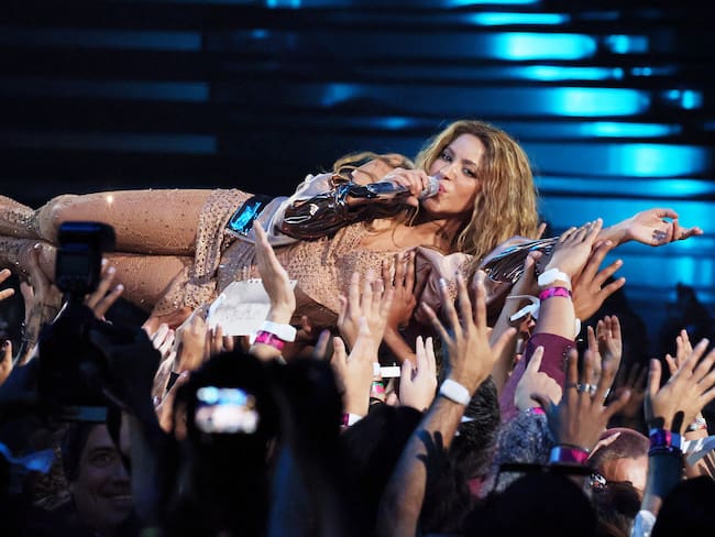 Shakira siendo cargada por el público durante su presentación en los MTV Video Music Awards de septiembre de 2023 / Foto: GettyImages
