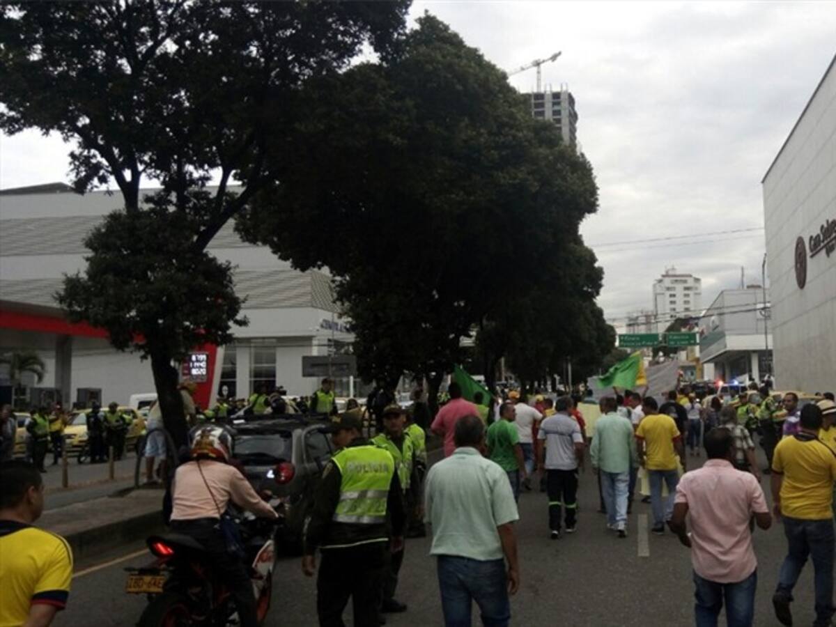 Con disturbios avanza protesta de taxistas en Bucaramanga contra la piratería