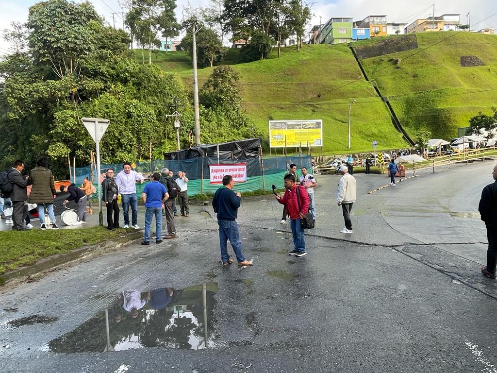 La comunidad del barrio Los Cedros de Manizales, continúa mostrando su inconformidad debido a que las obras del intercambiador vial de ese sector, no avanza.