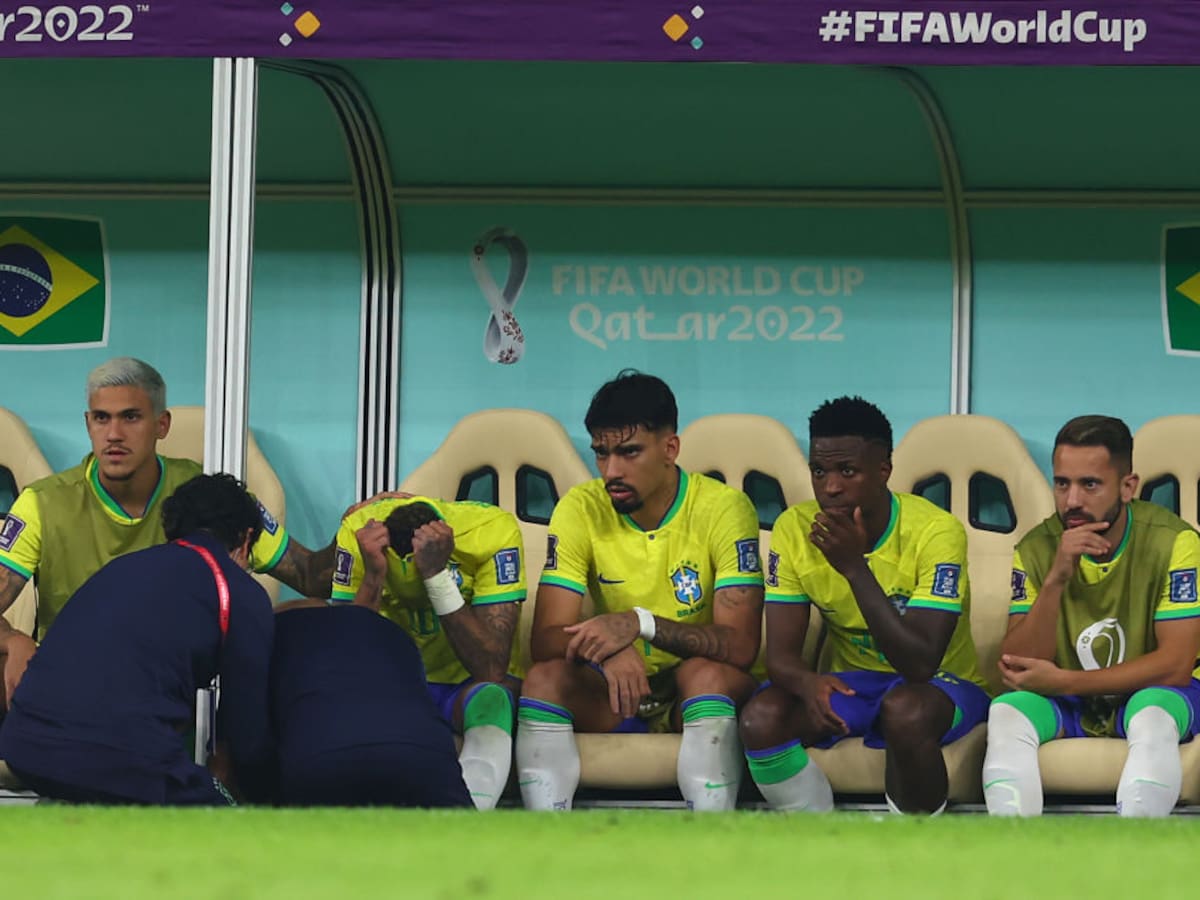 Neymar: salió con un tobillo hinchado y preocupa su futuro en el Mundial