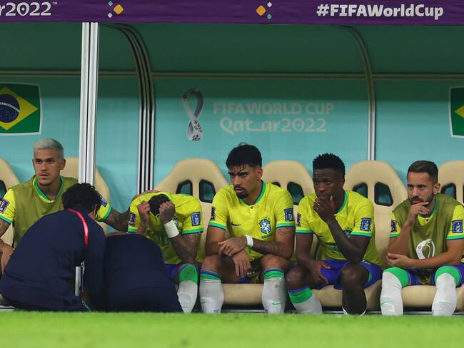 Neymar en el banquillo luego del golpe en su tobillo derecho. Brasil vs Serbia. Mundial de Qatar 2022. Foto: Chris Brunskill/Fantasista/Getty Images