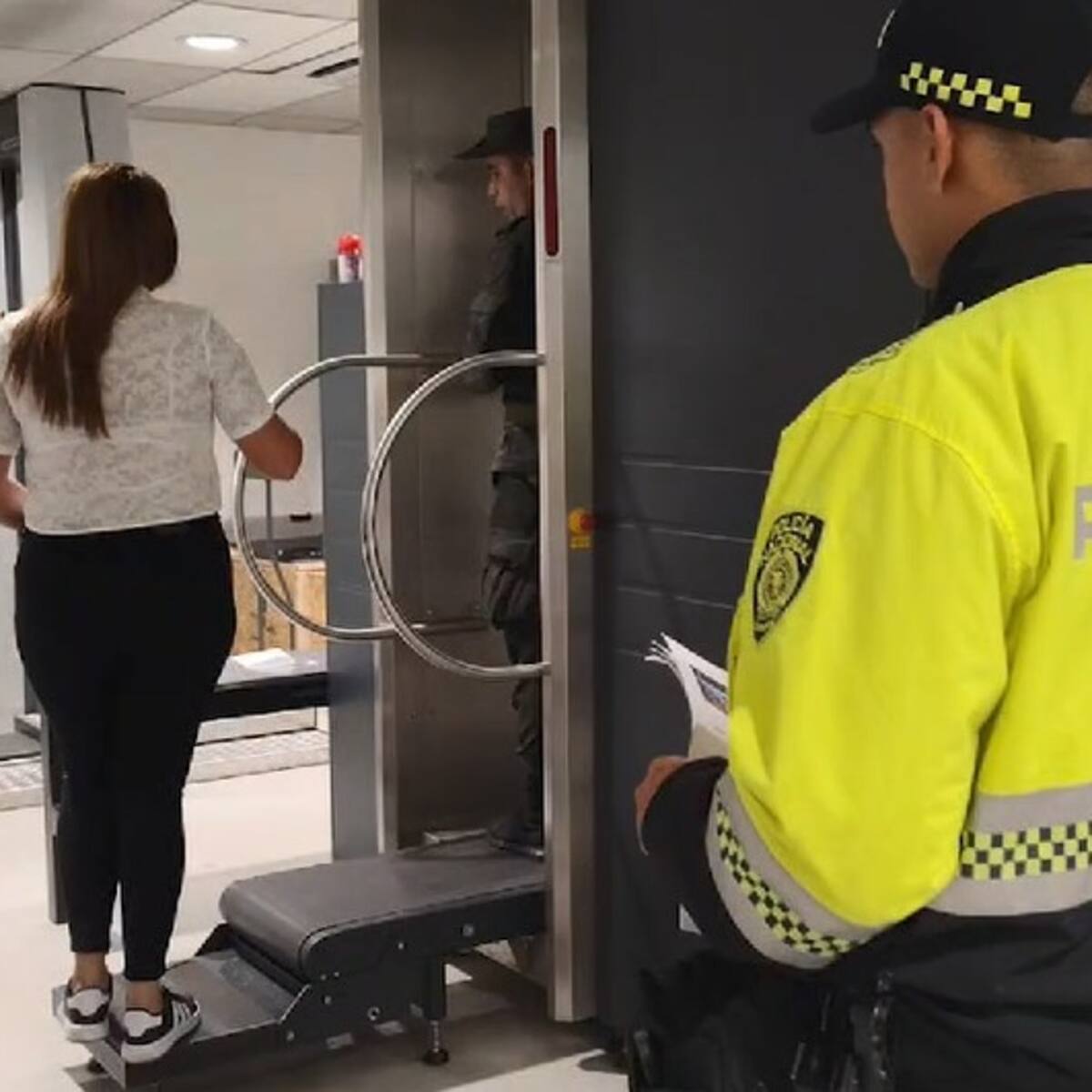 Capturan a mujer con cocaína líquida al interior de su cuerpo en el Aeropuerto El Dorado