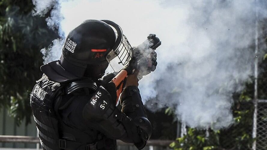 De acuerdo con su reporte, los miembros de la policía están disparando directamente al cuerpo de los manifestantes. Foto: Getty Images /  JOAQUIN SARMIENTO