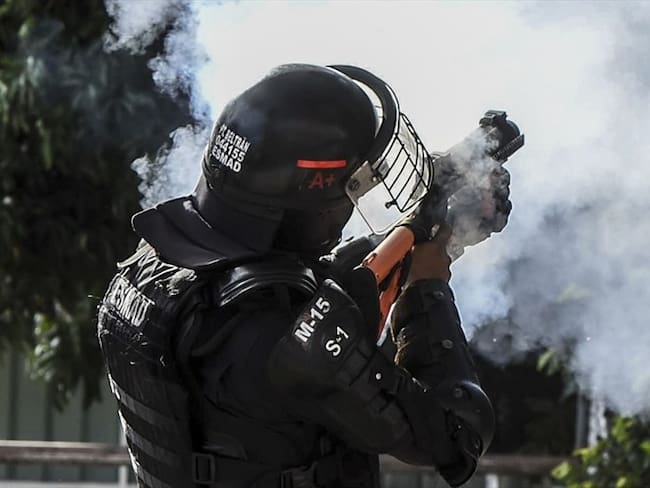 De acuerdo con su reporte, los miembros de la policía están disparando directamente al cuerpo de los manifestantes. Foto: Getty Images /  JOAQUIN SARMIENTO