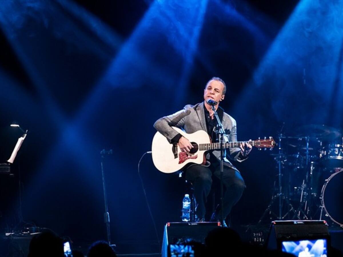 El cantante Alberto Plaza presenta su primer libro