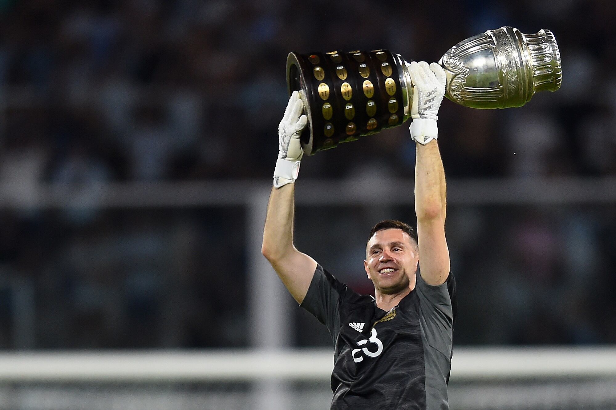 Emiliano 'Dibu' Martínez celebrando con la Copa América la victoria ante Colombia por Eliminatorias