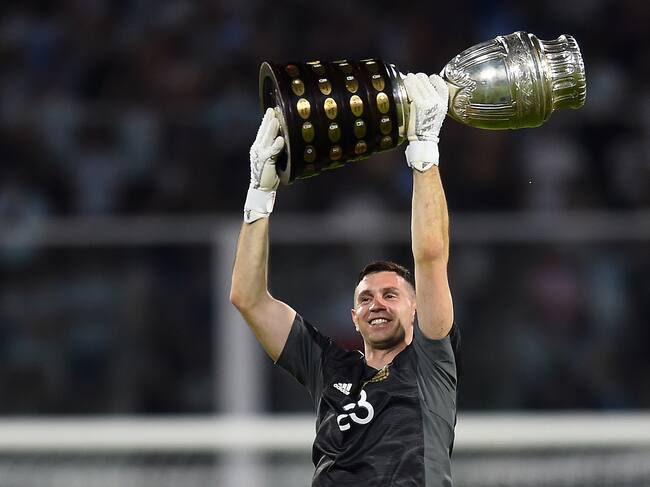 Emiliano 'Dibu' Martínez celebrando con la Copa América la victoria ante Colombia por Eliminatorias