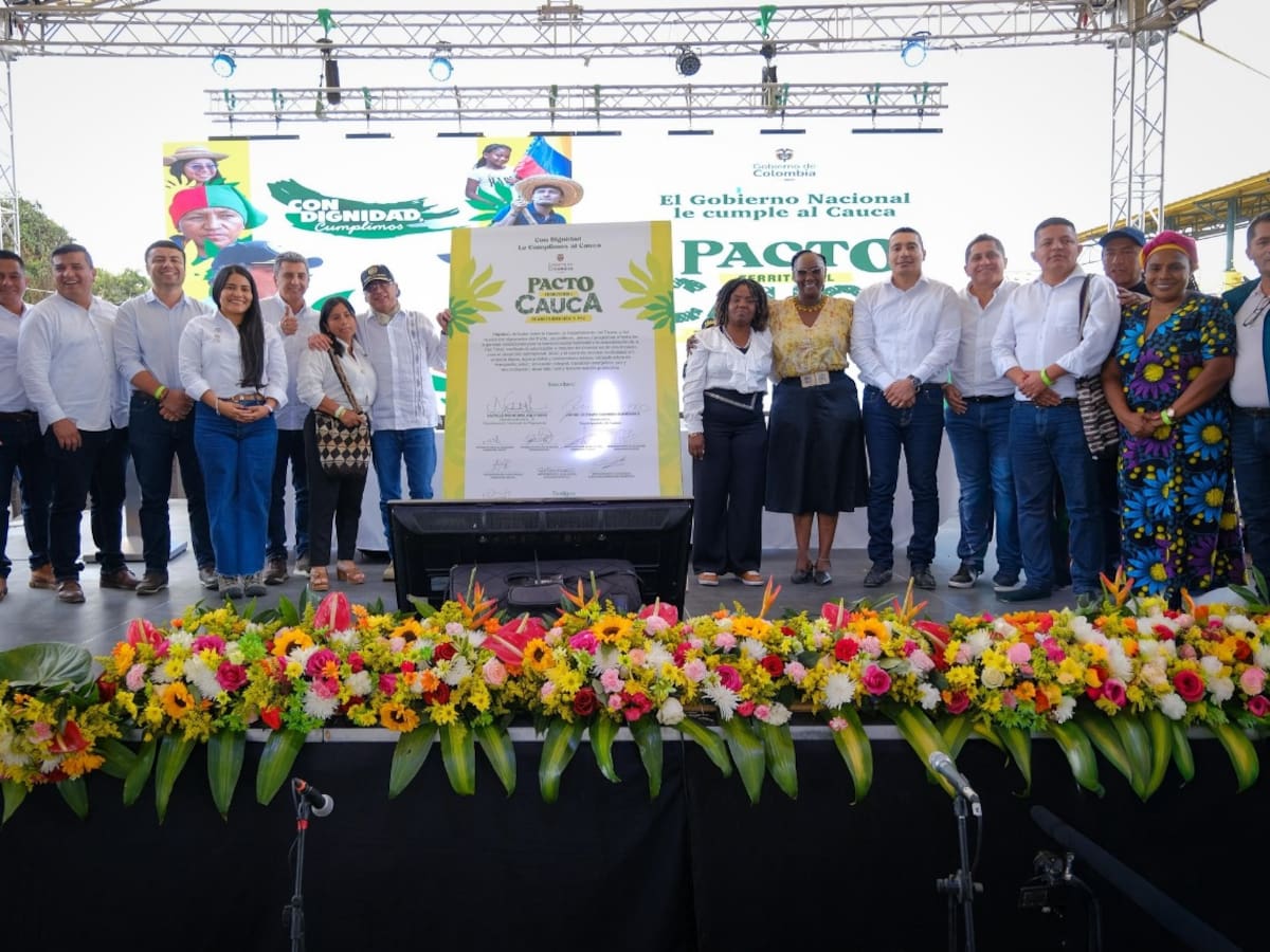 El presidente Gustavo Petro y los alcaldes de la región caucana firmaron el Pacto Cauca