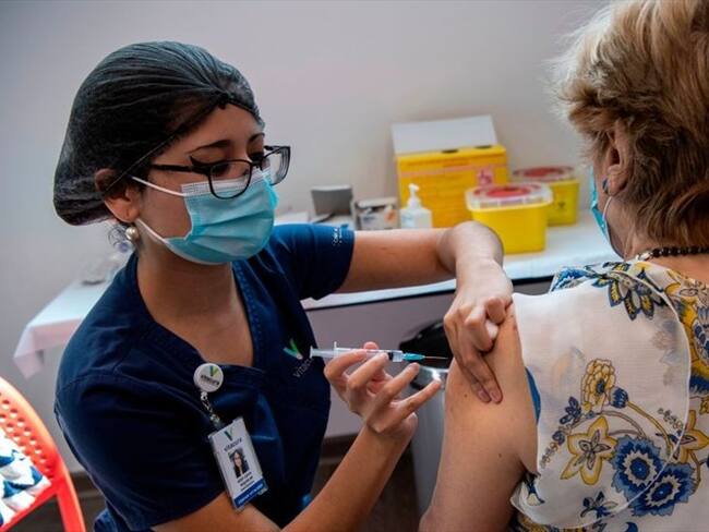 Dicha solicitud se hace considerando la presunta afectación a la operación del plan de vacunación y los recursos públicos que este involucra. Foto: Getty Images / MARTIN BERNETTI