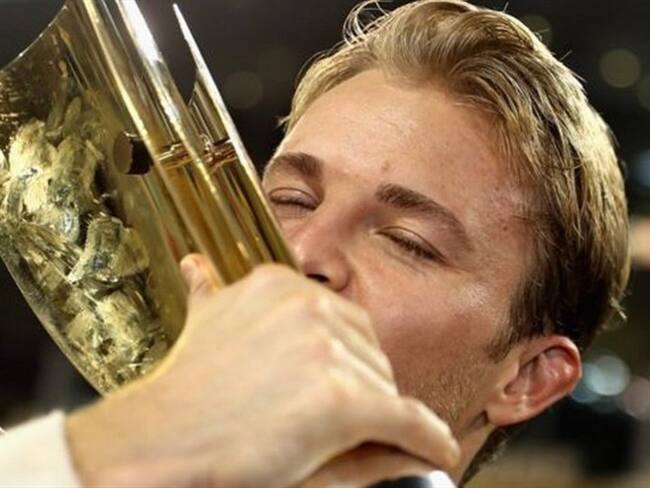 Nico Rosberg conquistó el título mundial de F1 el pasado domingo emulando a su padre, Keke Rosberg, quien ganó la corona en 1982.. Foto: BBC Mundo