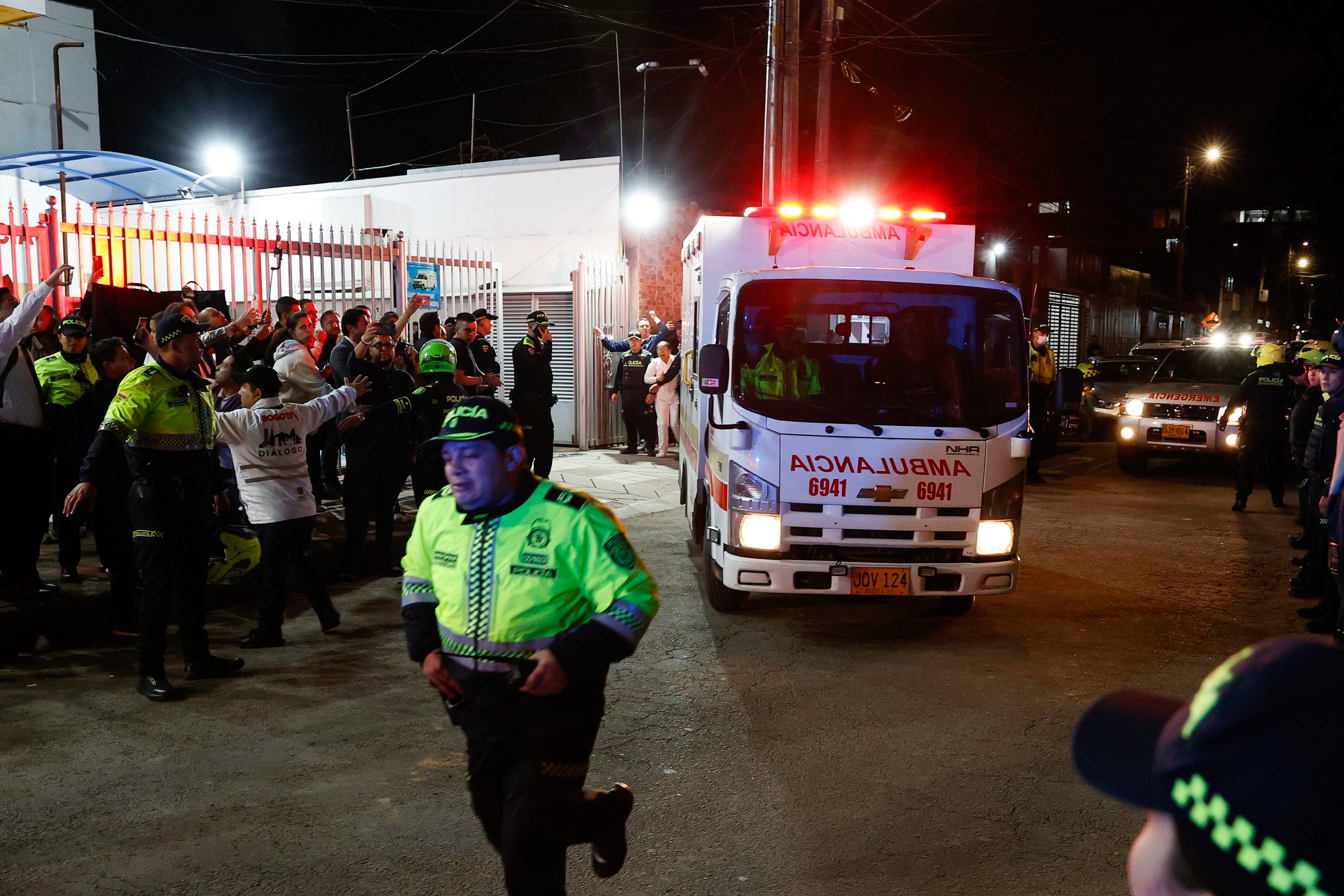 Policías custodian la ambulancia en la que es trasladado el senador Miguel Uribe Turbay, este sábado, en Bogotá (Colombia). Uribe Turbay, uno de los aspirantes presidenciales del partido uribista Centro Democrático, fue herido durante un atentado en un acto político en Bogotá. Foto: EFE/ Mauricio Dueñas Castañeda
