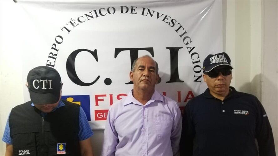 Hombre capturado por falsificación de documentos oficiales. Foto: Migración Colombia