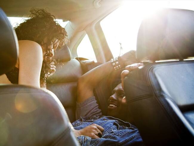 Encuesta revela que el 60% de los latinos no temen contagiarse de COVID en primeras citas