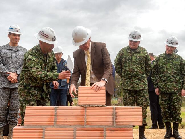 Ministro Iván Velázquez en la obra | Foto: Ministerio de Defensa