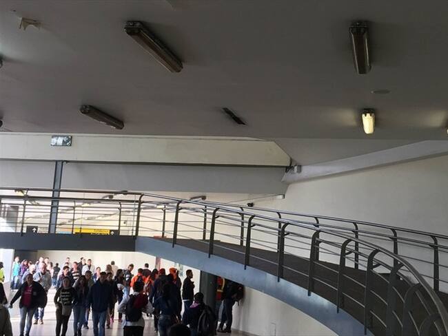 Daños en la estación de Transmilenio Ricaurte tras fuerte aguacero. Foto: Fabián Romero / W Radio