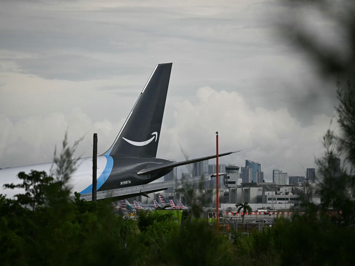 Un avión de carga de Amazon se estrella en el aeropuerto de Miami