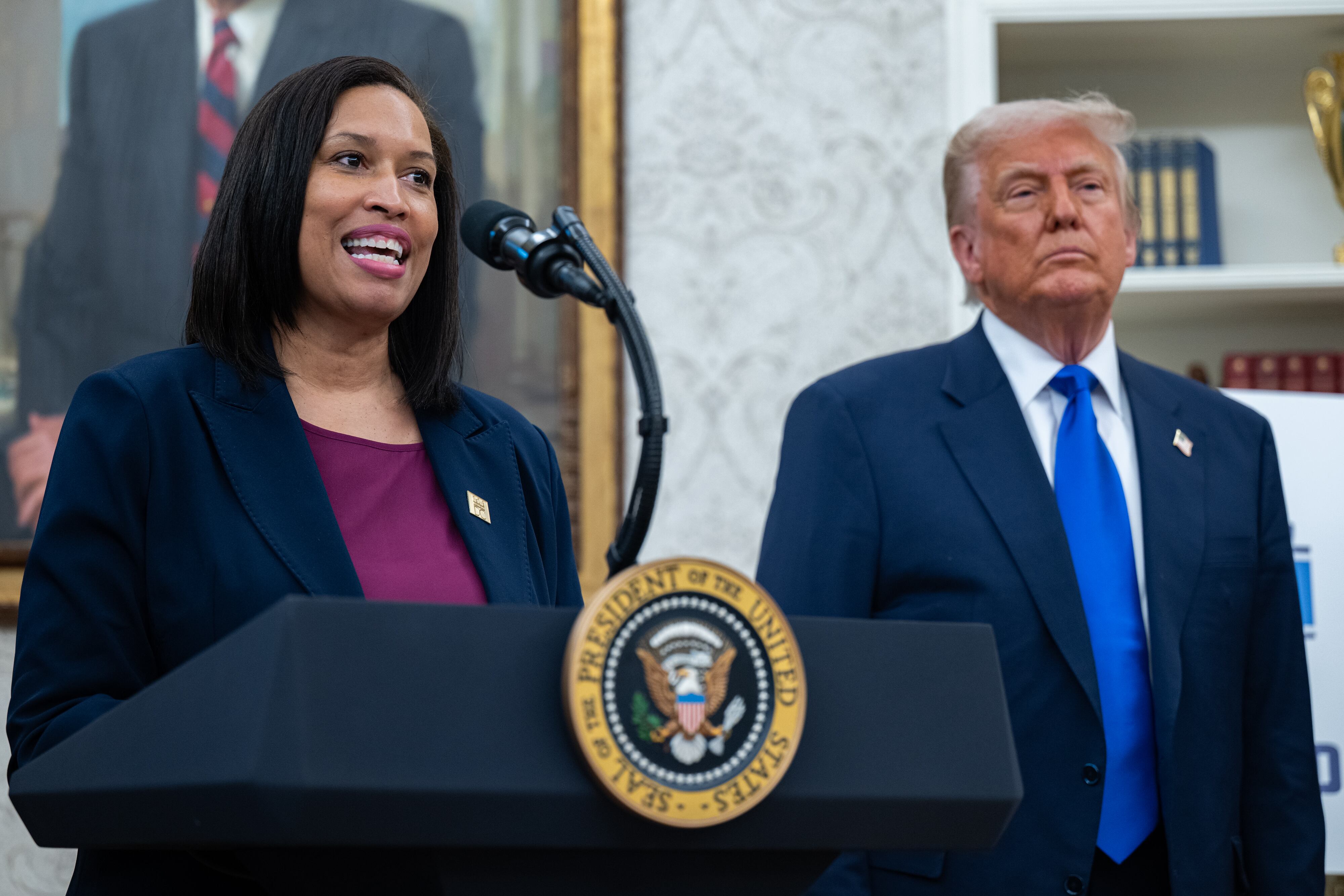 La alcaldesa de DC, Muriel Bowser con el presidente Donald Trump. Foto: Annabelle Gordon para The Washington Post vía Getty Images.
