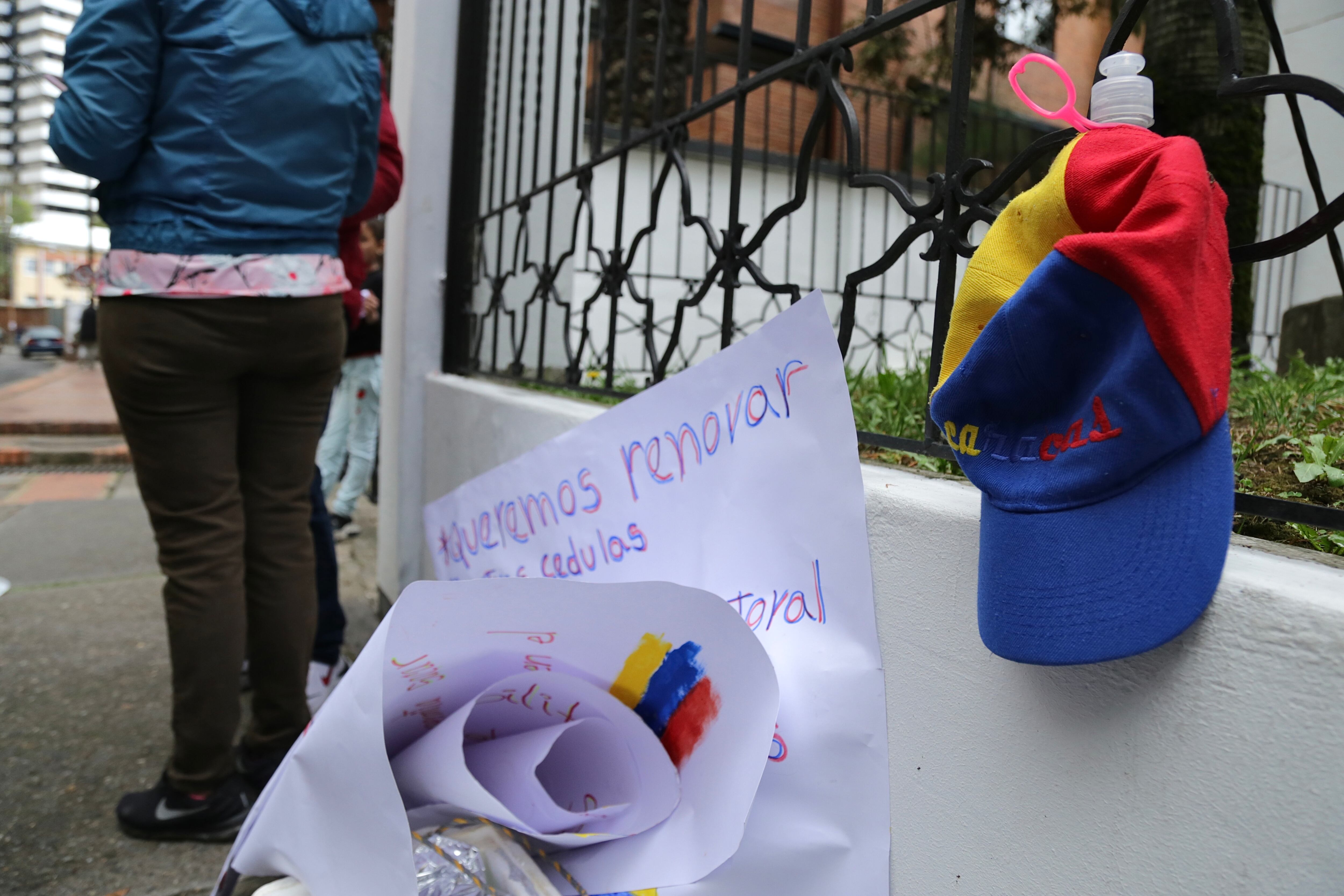 Bogotá. Octubre 26 de 2023. Organizaciones sociales a las afueras del consulado de Venezuela en Colombia exigen garantías para que migrantes puedan votar. (Colprensa - Mariano Vimos)