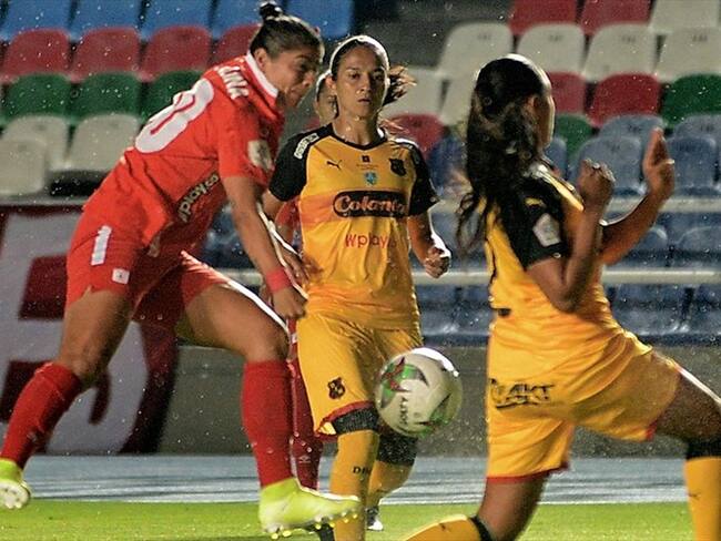 A las 8 pm de este lunes 30 de septiembre, los colombianos podrán saber quién será el equipo campeón de la liga femenina de fútbol. Foto: Colprensa